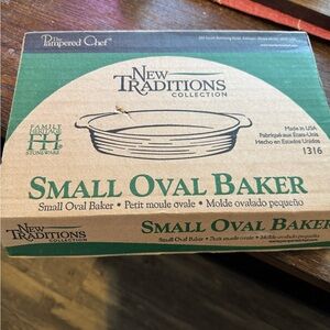 The Pampered Chef New Traditions Small Oval Baker
